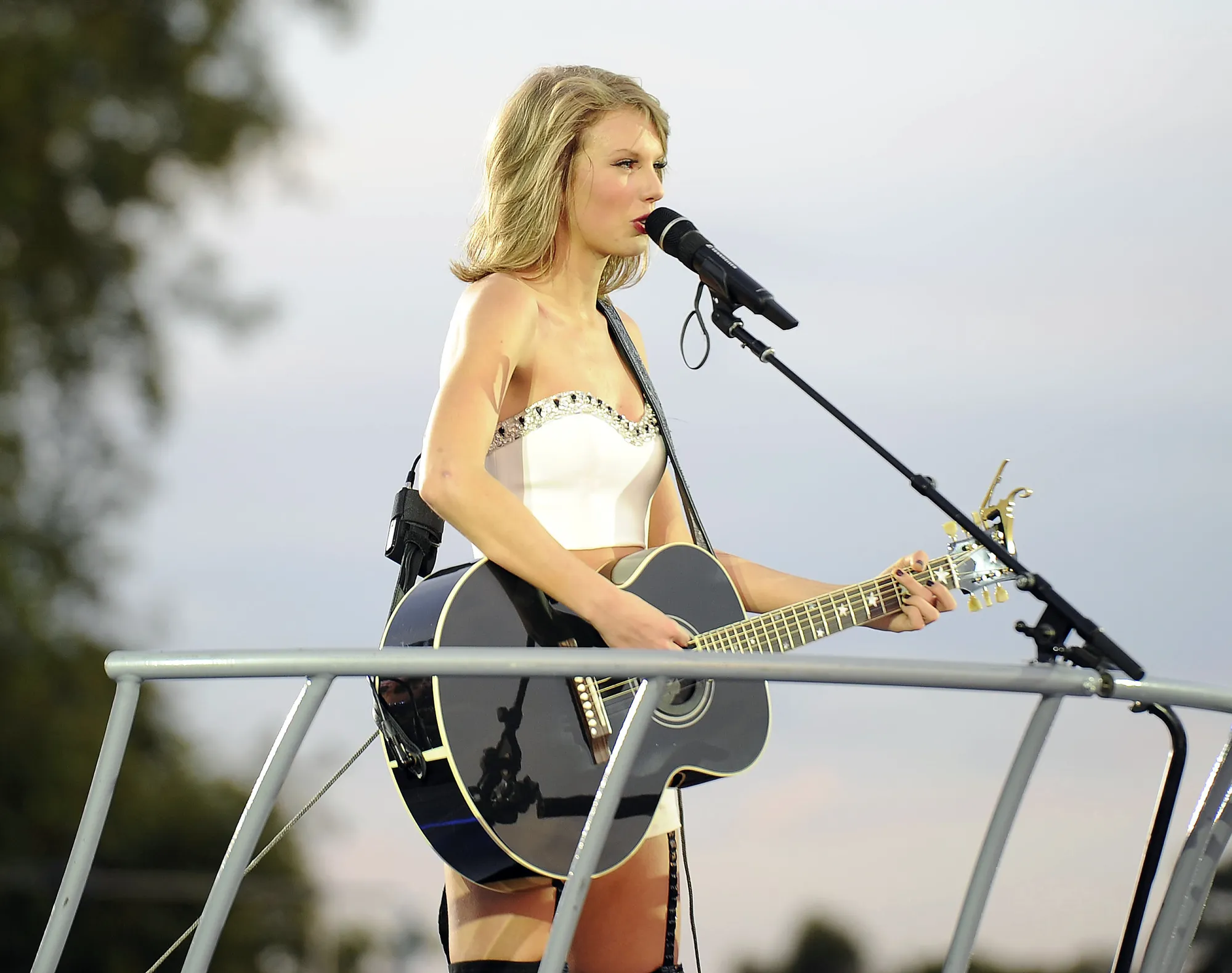 Taylor Swift cuma butuh 1 lagu lagi bagi menyamai rekor Rihanna