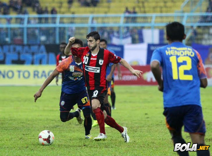 Bantai Persipura, Arema Sempurna