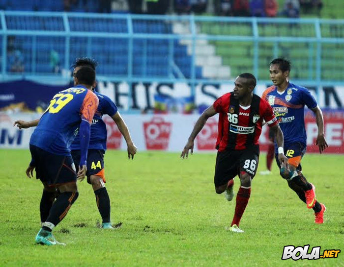 Bantai Persipura, Arema Sempurna
