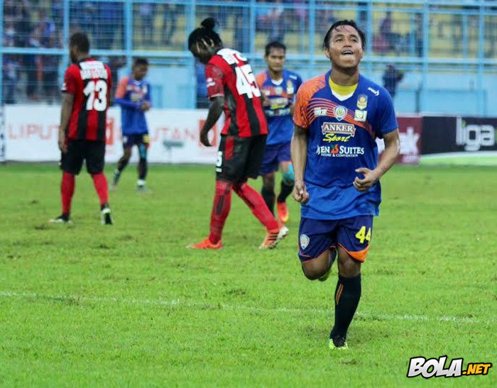 Bantai Persipura, Arema Sempurna