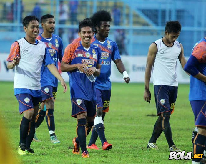 Bantai Persipura, Arema Sempurna