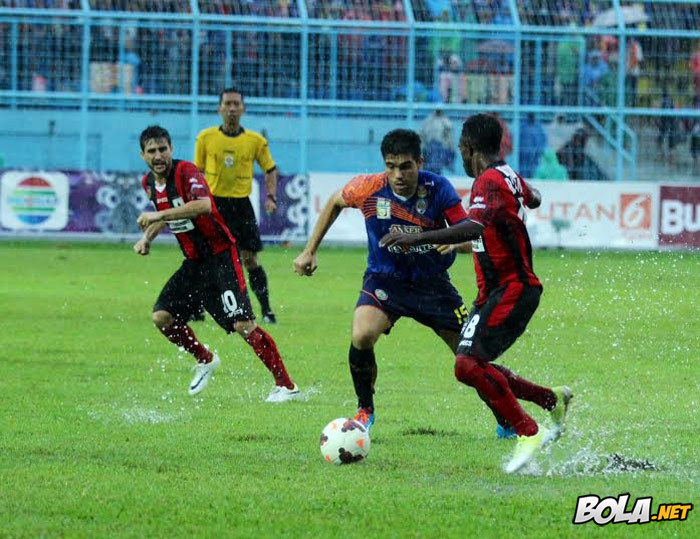 Bantai Persipura, Arema Sempurna