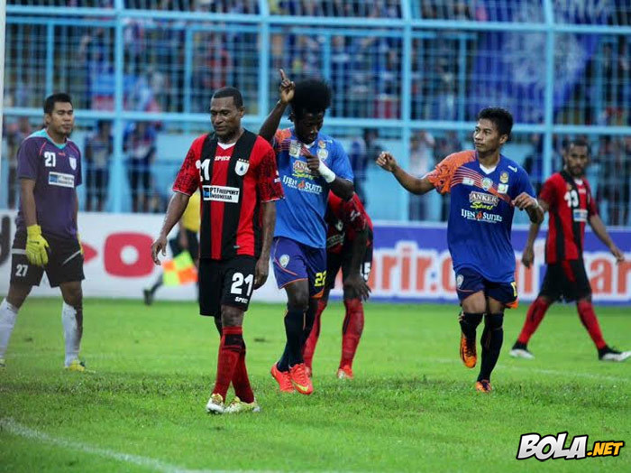 Bantai Persipura, Arema Sempurna