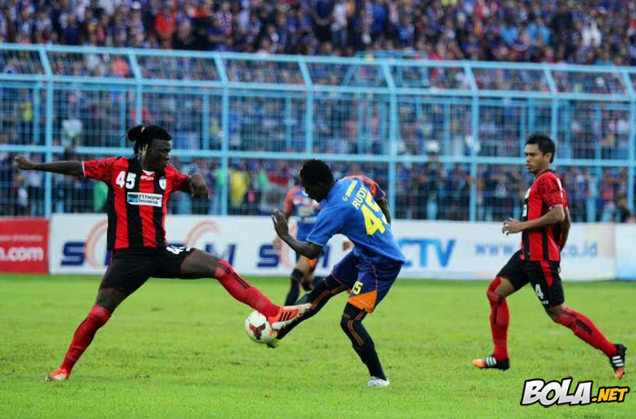 Bantai Persipura, Arema Sempurna