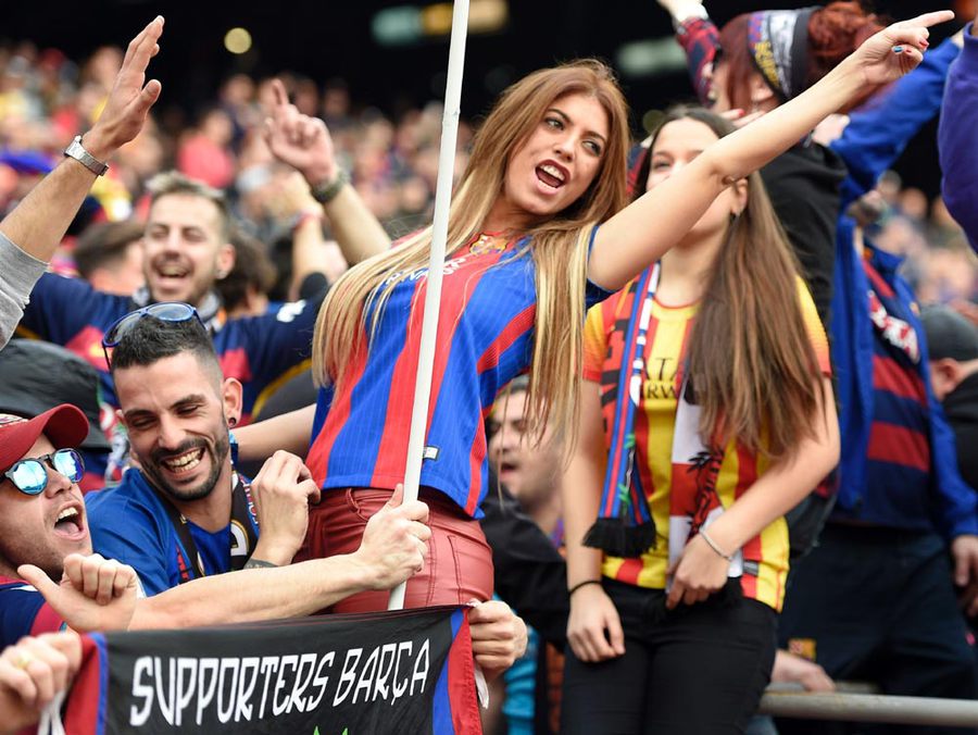 Barcelona fans. Барселона Fans. FC Barcelona Fans. Красивые девушки в форме Барселоны. Молодежь Барселоны.