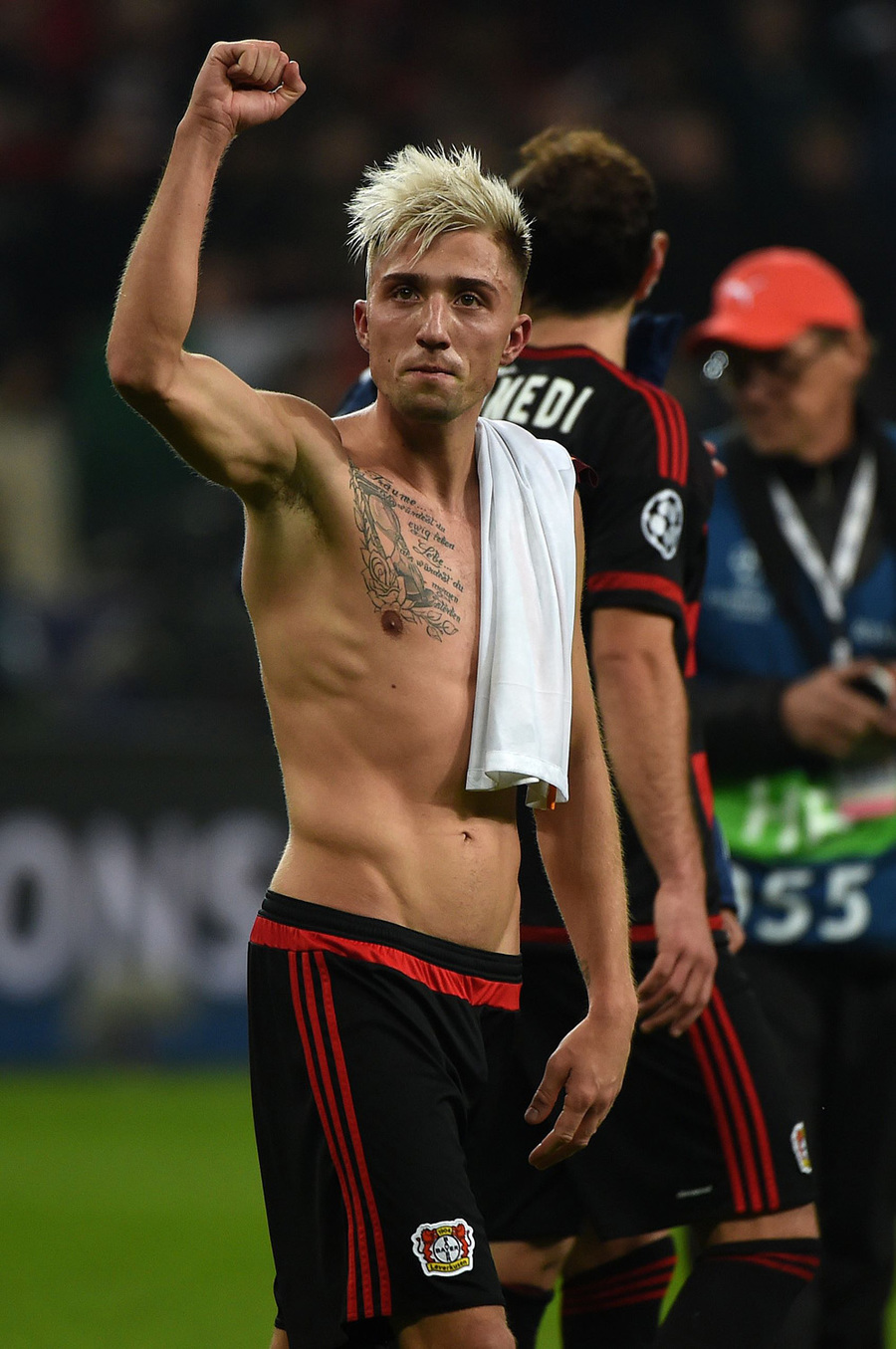 Thriller Delapan Gol di BayArena