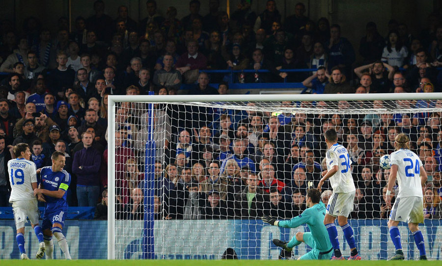 Free Kick Willian Beri Tiga Angka Bagi Mourinho