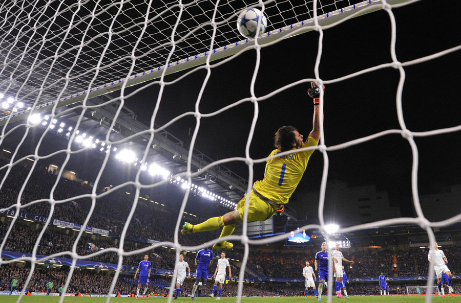 Free Kick Willian Beri Tiga Angka Bagi Mourinho