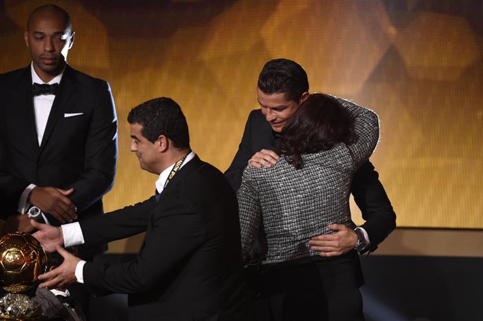 Ronaldo Raih Ballon d'Or 2014!