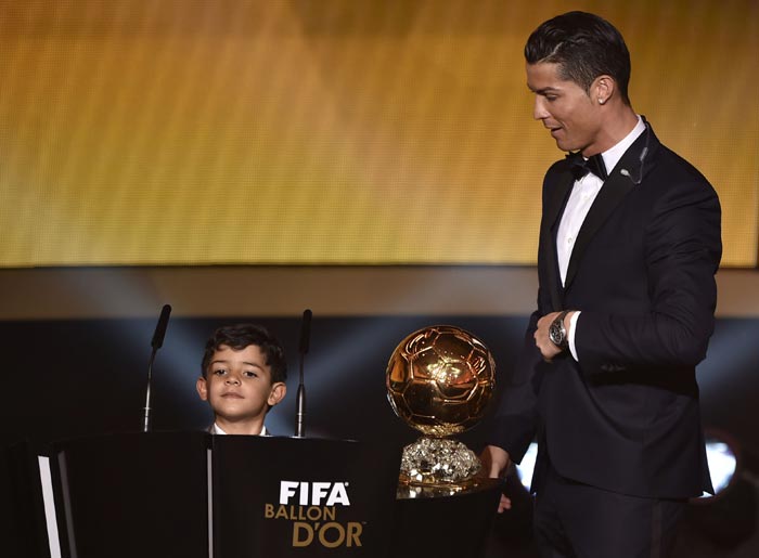 Ronaldo Raih Ballon d'Or 2014!