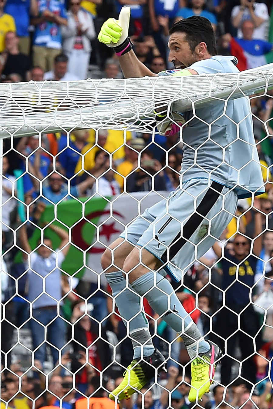 Kalahkan Swedia, Italia Lolos