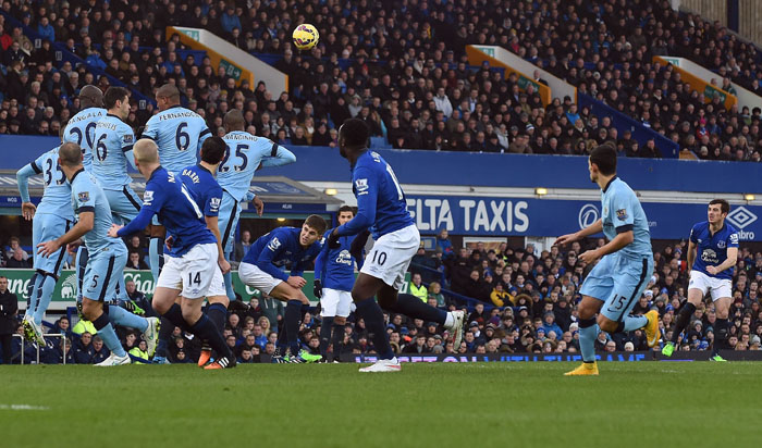 The Citizens Tertahan di Goodison Park