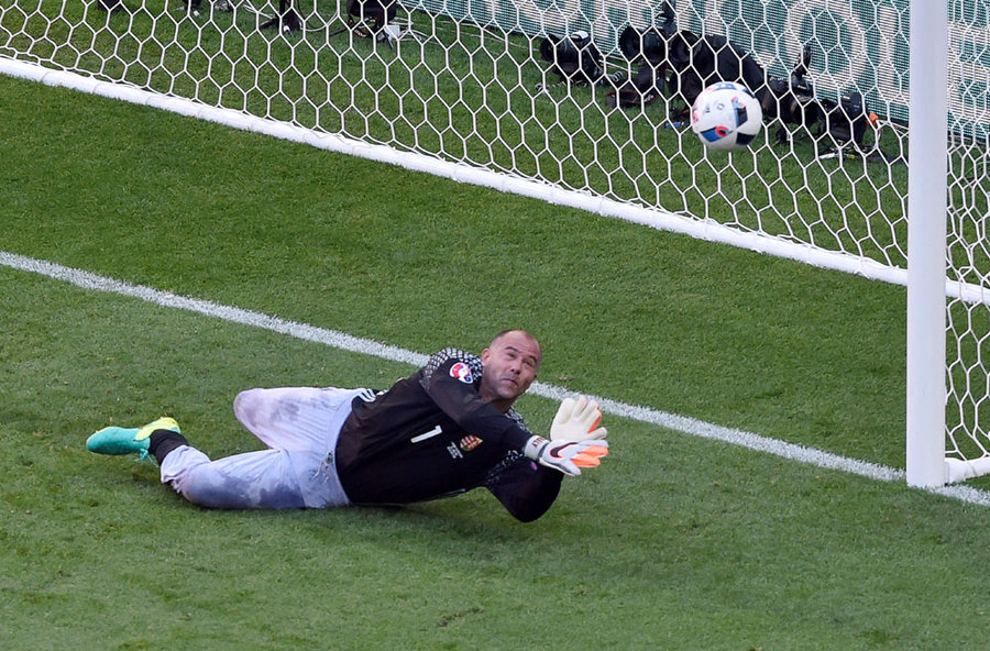 Dua Gol Ronaldo Loloskan Portugal