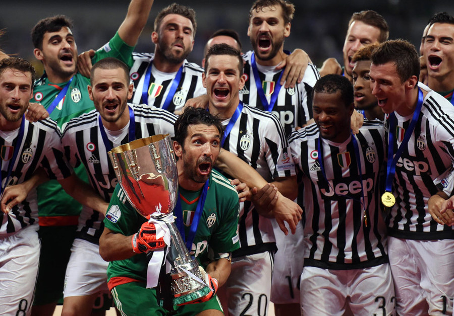 Juve Angkat Trofi Supercoppa