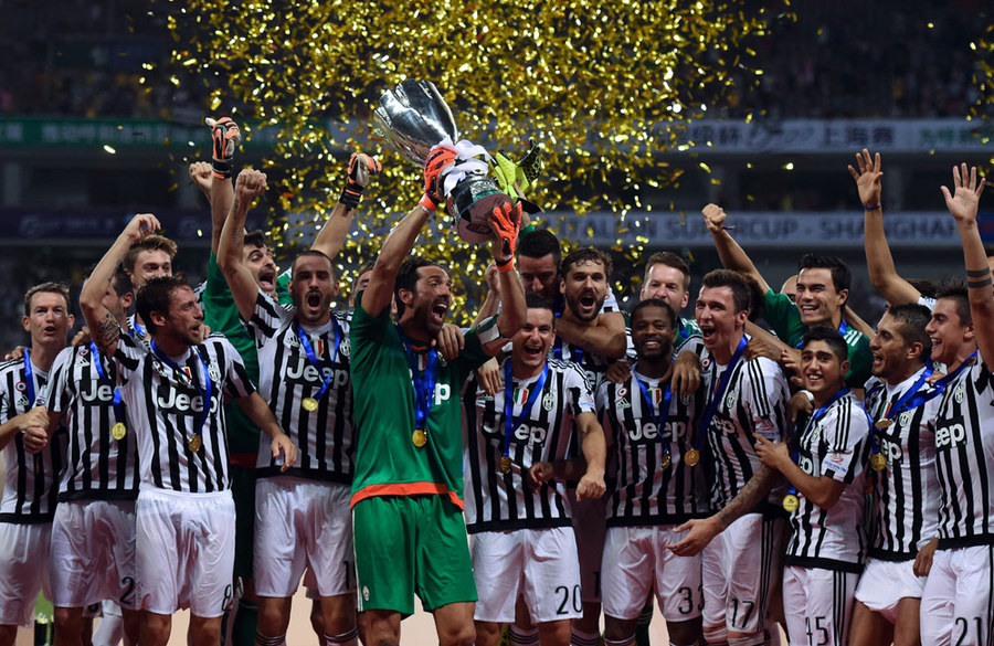 Juve Angkat Trofi Supercoppa