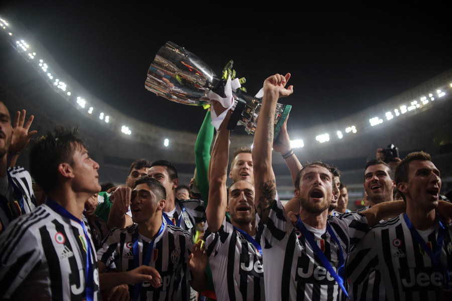 Juve Angkat Trofi Supercoppa