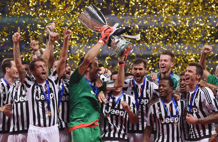Juve Angkat Trofi Supercoppa