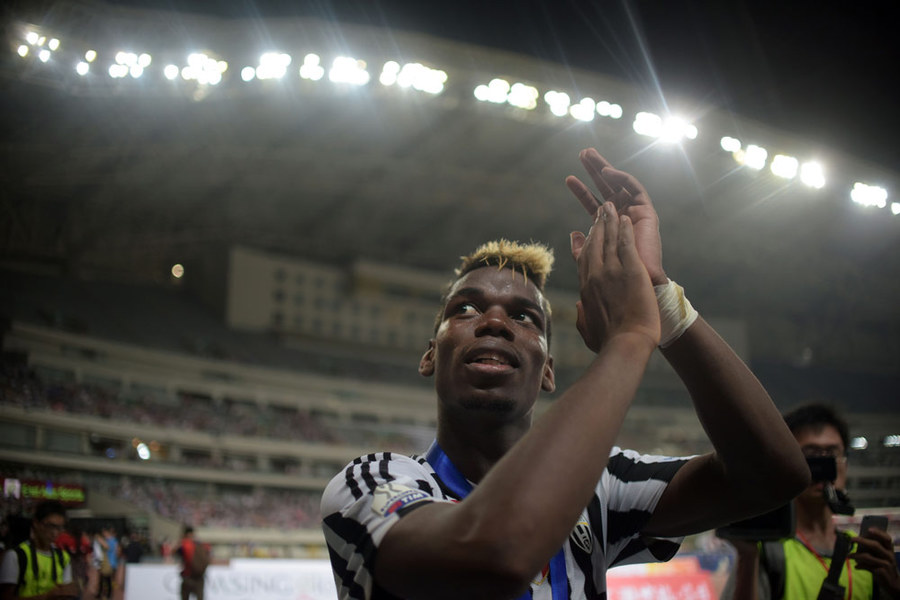 Juve Angkat Trofi Supercoppa