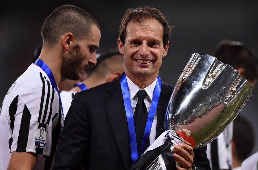 Juve Angkat Trofi Supercoppa