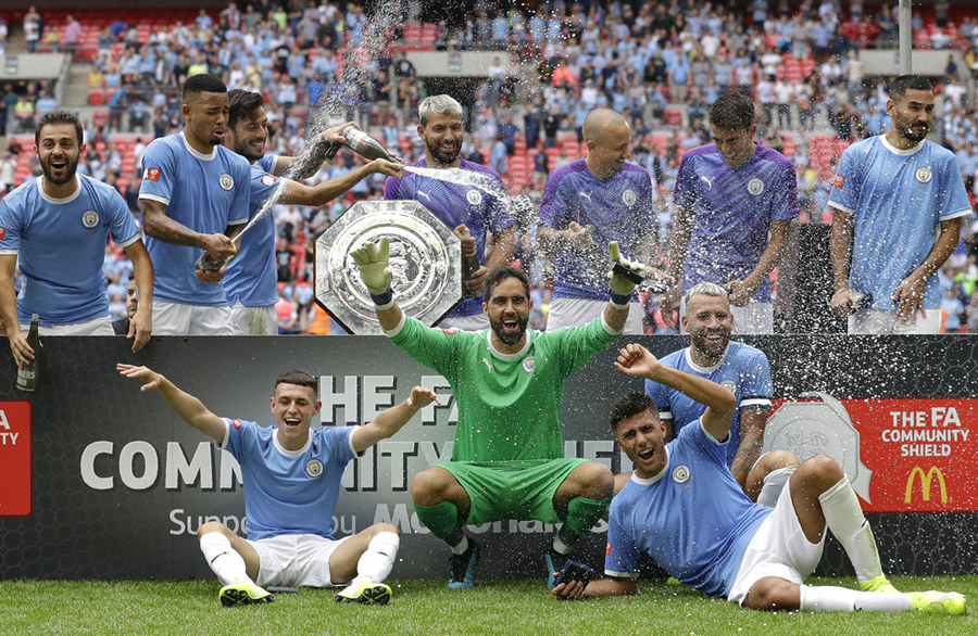 Manchester City Raih Trofi Pertama
