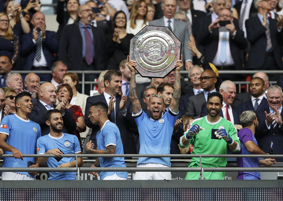 Manchester City Raih Trofi Pertama