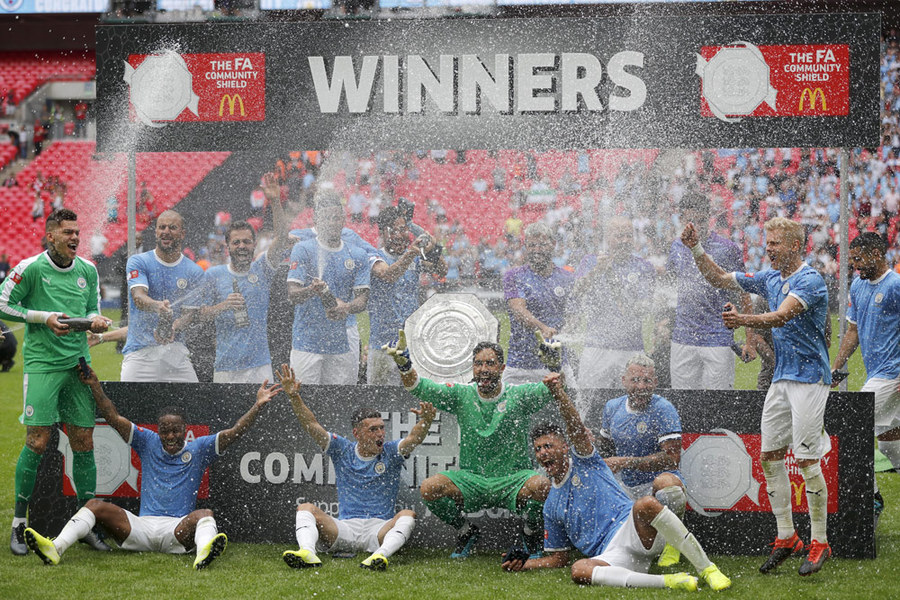 Manchester City Raih Trofi Pertama