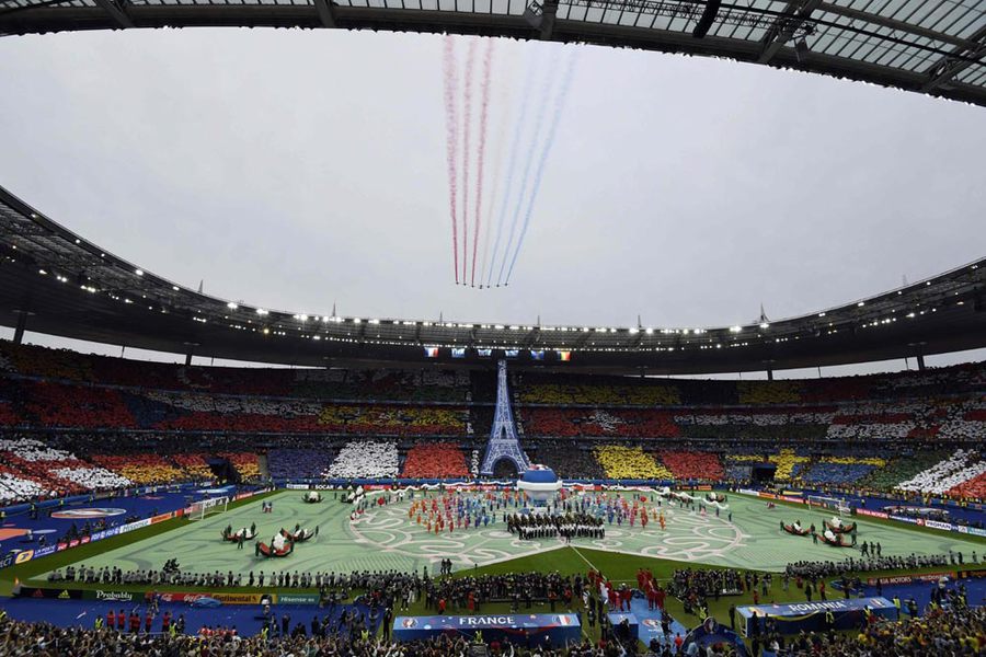 Euro 2016 Dibuka Penuh Warna Cantik