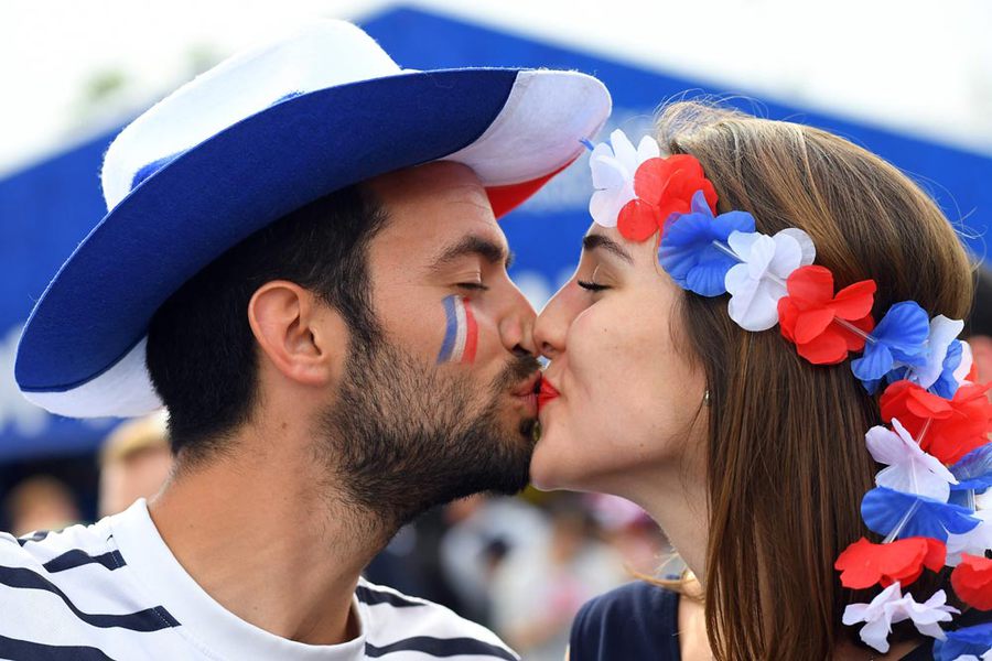 Euro 2016 Dibuka Penuh Warna Cantik