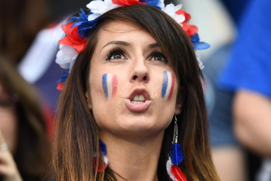 Euro 2016 Dibuka Penuh Warna Cantik