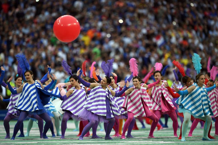 Euro 2016 Dibuka Penuh Warna Cantik