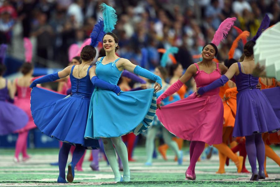 Euro 2016 Dibuka Penuh Warna Cantik