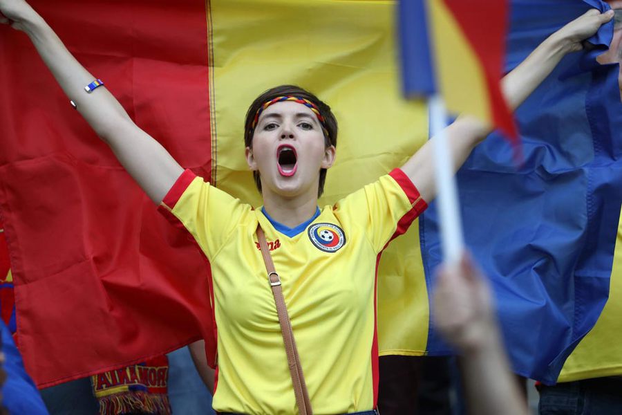 Euro 2016 Dibuka Penuh Warna Cantik