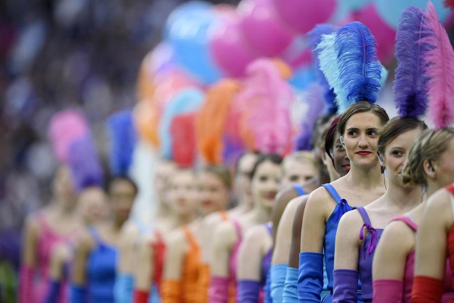 Euro 2016 Dibuka Penuh Warna Cantik