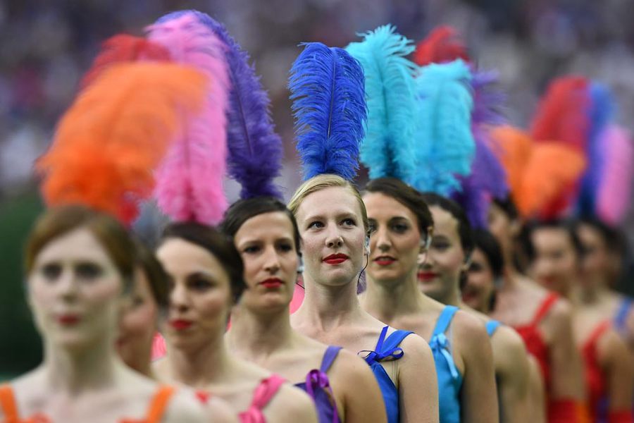Euro 2016 Dibuka Penuh Warna Cantik