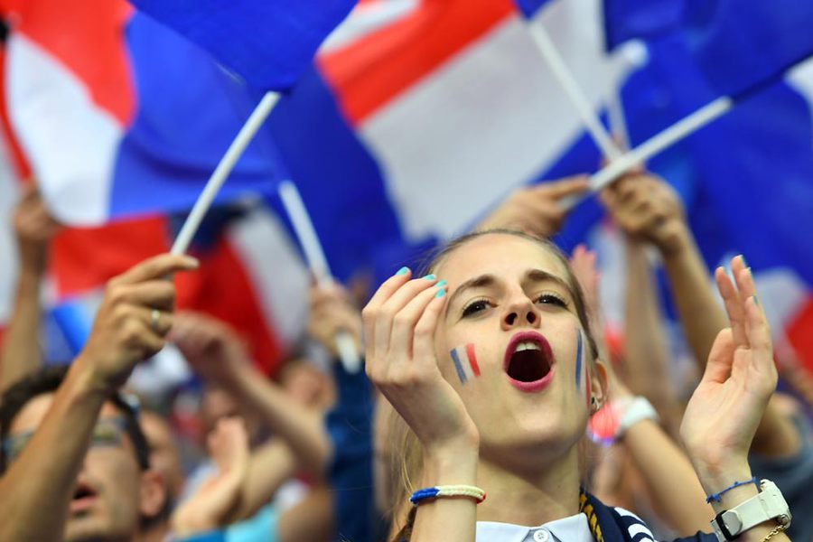 Euro 2016 Dibuka Penuh Warna Cantik