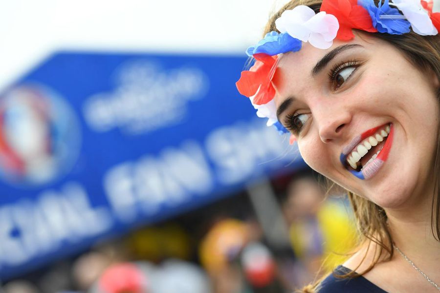 Euro 2016 Dibuka Penuh Warna Cantik