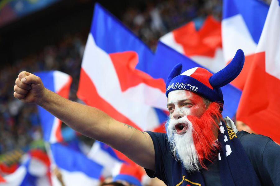 Euro 2016 Dibuka Penuh Warna Cantik