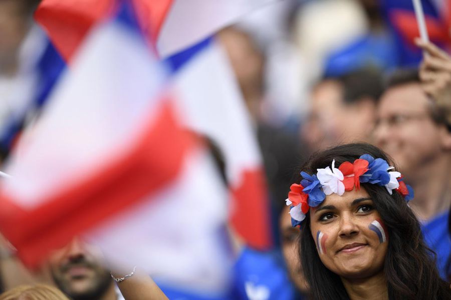 Euro 2016 Dibuka Penuh Warna Cantik