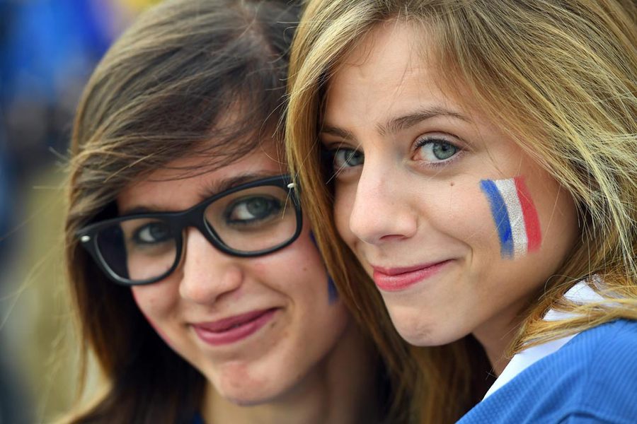 Euro 2016 Dibuka Penuh Warna Cantik
