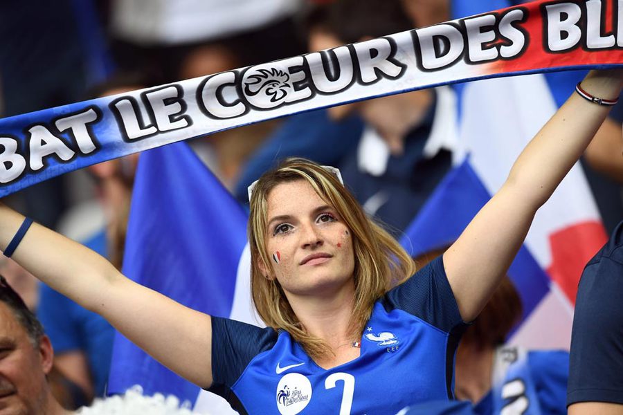 Euro 2016 Dibuka Penuh Warna Cantik