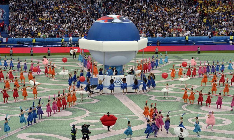 Euro 2016 Dibuka Penuh Warna Cantik
