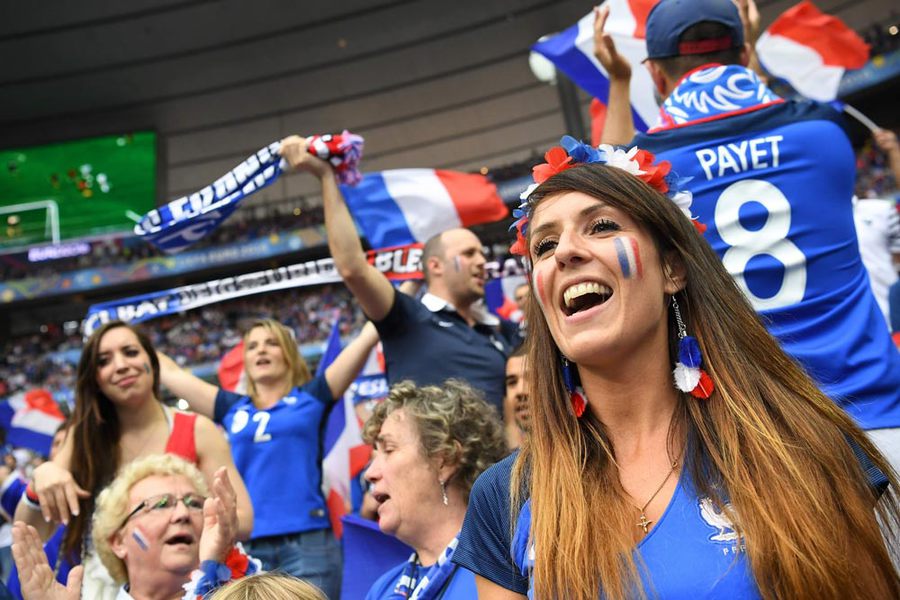 Euro 2016 Dibuka Penuh Warna Cantik