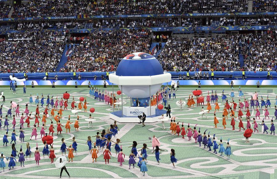 Euro 2016 Dibuka Penuh Warna Cantik