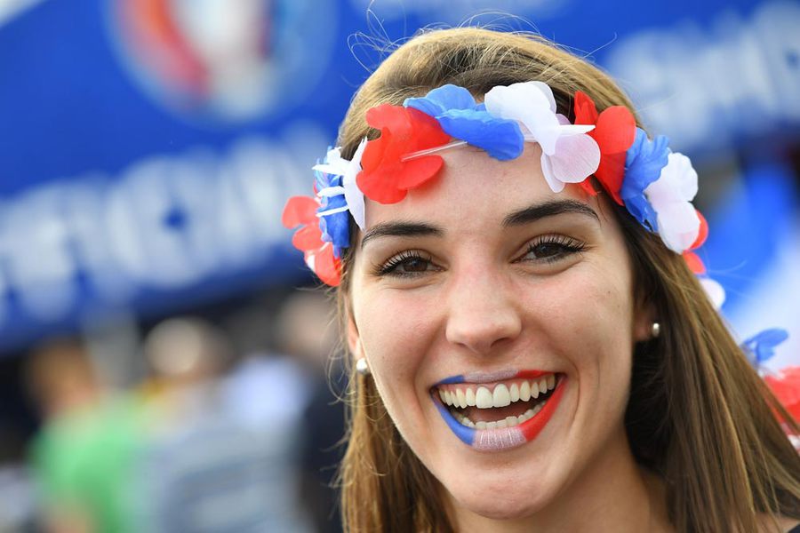 Euro 2016 Dibuka Penuh Warna Cantik