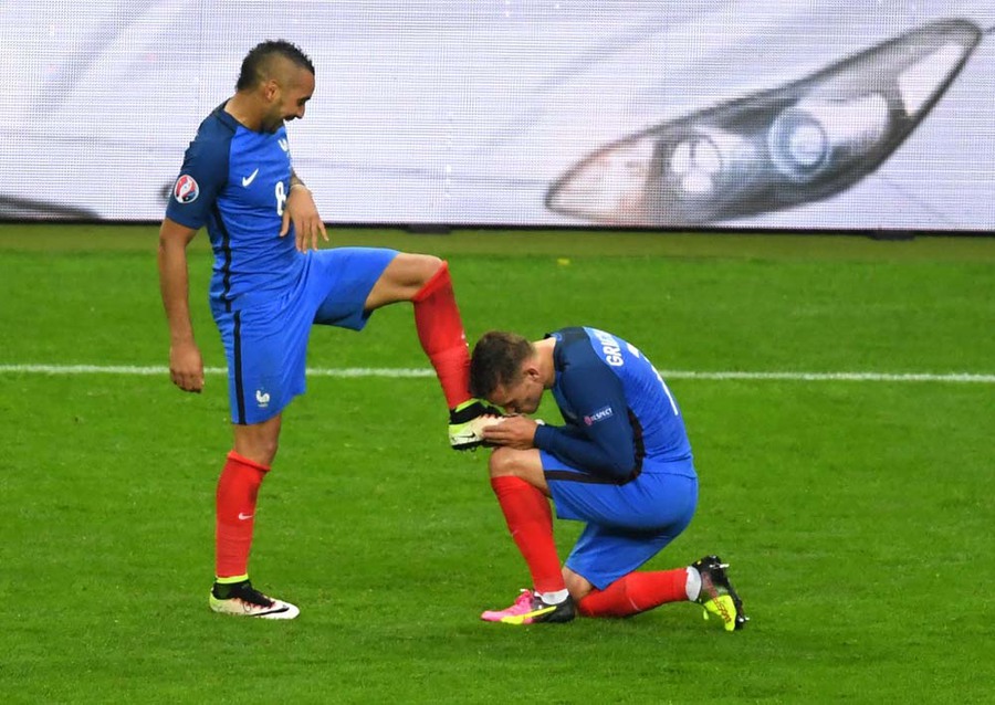 Prancis Lelehkan Islandia