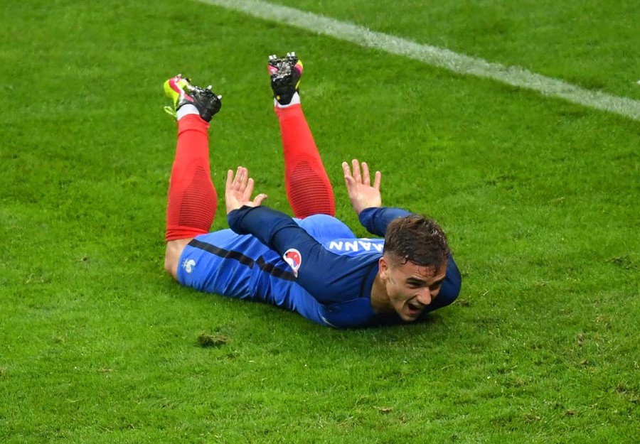 Prancis Lelehkan Islandia