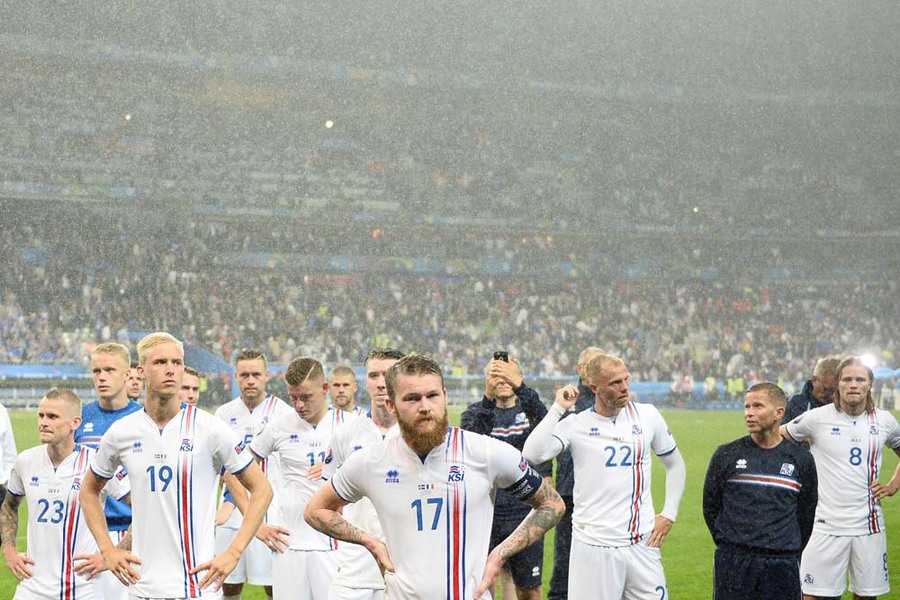 Prancis Lelehkan Islandia