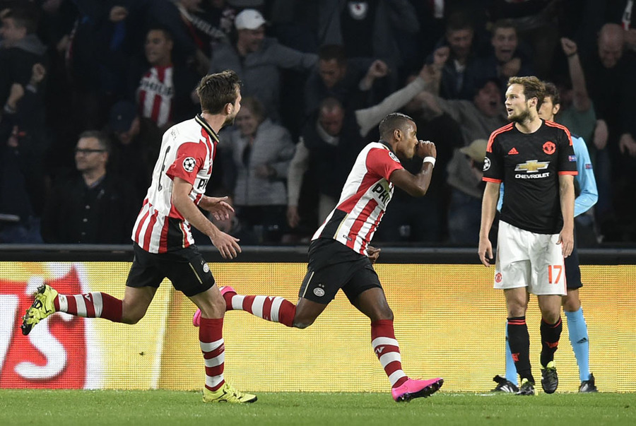 Duka Setan Merah di Philips Stadion