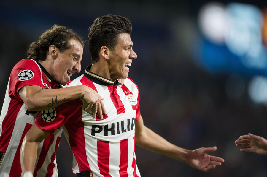 Duka Setan Merah di Philips Stadion