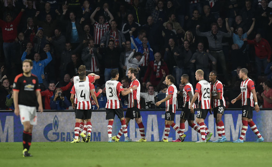 Duka Setan Merah di Philips Stadion